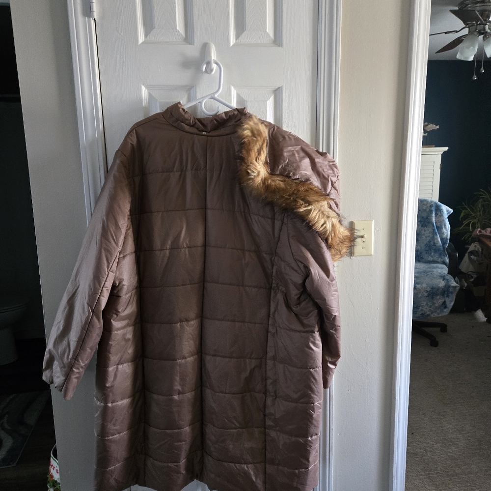 ROAMAN'S PLUS SIZE KNEE LENGTH  COAT 3X, LIKE NEW! THIS A VERY RICH PRETTY COAT. - Picture 3 of 4